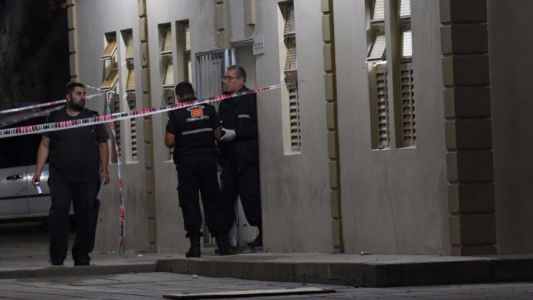 Hallaron muerto a un joven en el baño de una escuela a la que no concurría