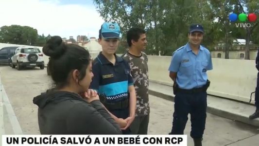Un ángel en el camino: el policía que le salvó la vida a un bebé gracias al RCP
