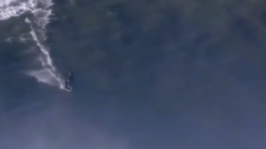 Impactante video: una ola de 15 metros le rompió la espalda a surfista en Portugal