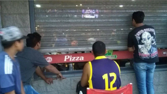 "Me gustaría saber a cuánta gente pobre invitaron a sus casas a ver el fútbol": la respuesta de la pizzería