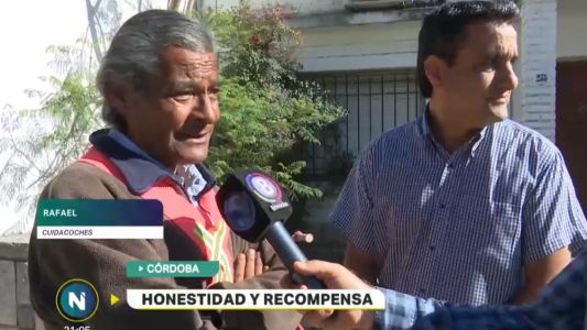 Un cuidacoches devolvió $4.800 que encontró en una campera que le regalaron