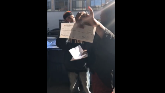 Un indigente encontró un cheque por 10 mil dólares y buscó a su dueña para devolvérselo