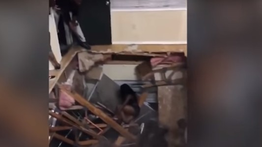 Video: colapsó el suelo de un departamento en medio de una fiesta de estudiantes
