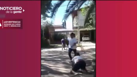Una patada bestial: pelea entre estudiantes en Corrientes