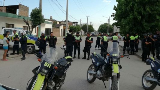 Quiso robarle la cartera pero la mujer era policía y lo mató