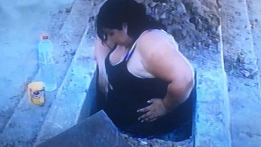 Una mujer cruzaba calle San Martín con sus hijos y se cayó en un pozo