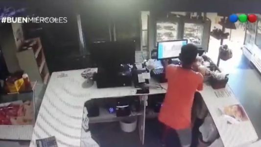 Entraron a robar, quedaron filmados y el padre de uno de ellos lo obligó a devolver el botín