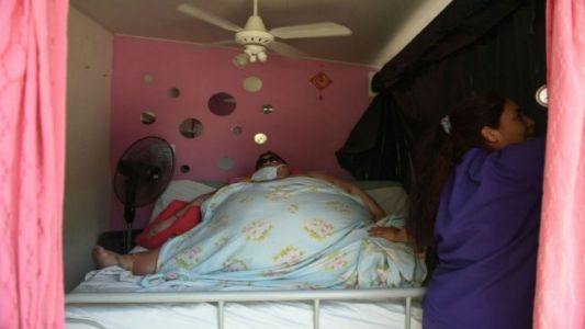 Lograron trasladar a una joven que sufre obesidad mórbida: Isabella pesa 490 kilos