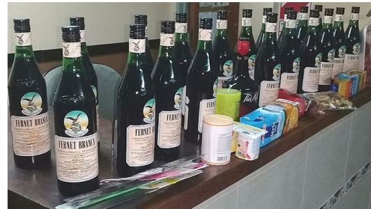 Se llevó 22 botellas de fernet del supermercado pero lo atraparon porque no le arrancó el auto