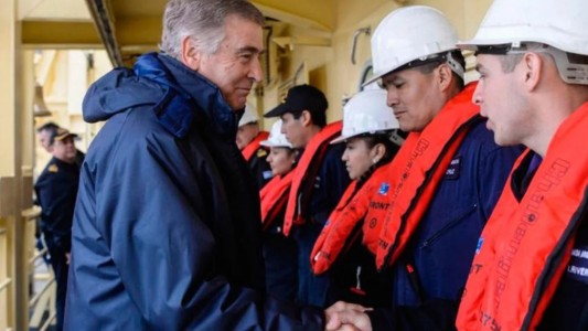 El ministro Aguad viajó a Mar del Plata para acompañar a las familias de los tripulantes del submarino