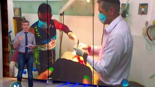 El cirujano que fue premiado por ayudar a un rival en un triatlon