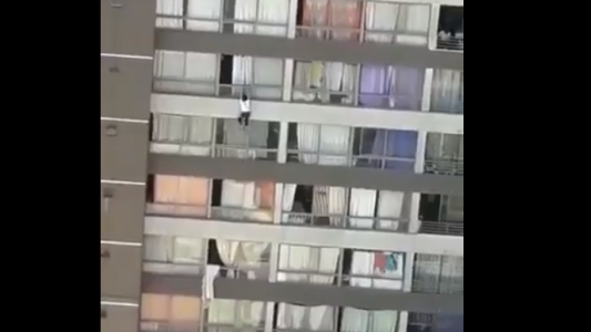 Rescate de película: un joven salvó a una mujer que cayó de un noveno piso