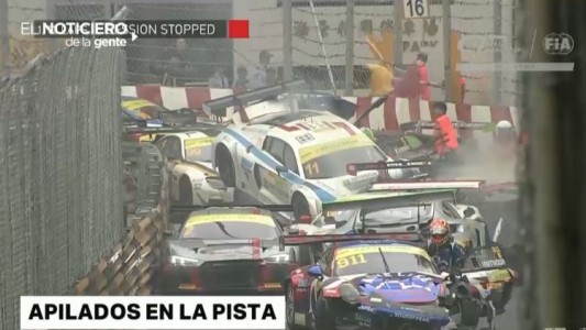 Dieciséis autos pilados en la pista