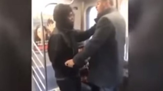 Video: un hombre golpeó a una pasajera que le pidió que se sentara correctamente