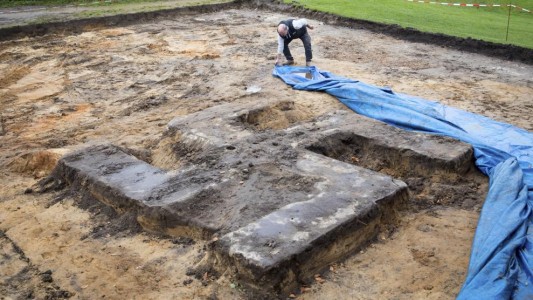 Misterio en Alemania: hallaron una esvástica gigante enterrada en una cancha de fútbol