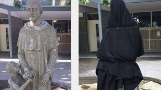 El extraño motivo por el que taparon una estatua en una escuela católica de Australia