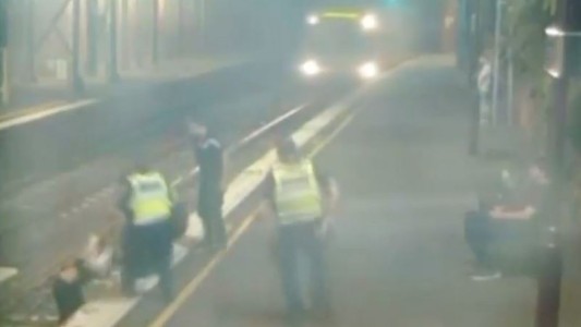 El dramático rescate de una mujer que quedó atrapada en las vías del tren