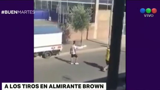 Video: barrabravas de Almirante Brown pelean a los tiros