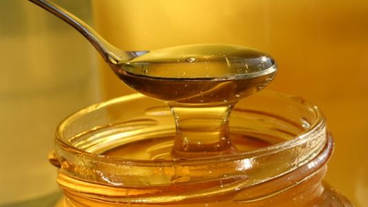 Prohíben la venta de una miel producida en Córdoba por estar adulterada
