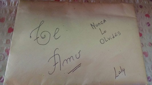 Encontró un sobre con cartas de amor en el Obelisco y busca a su dueña a través de las redes