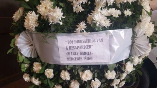 Charly García envió una corona de flores al velorio de Santiago Maldonado
