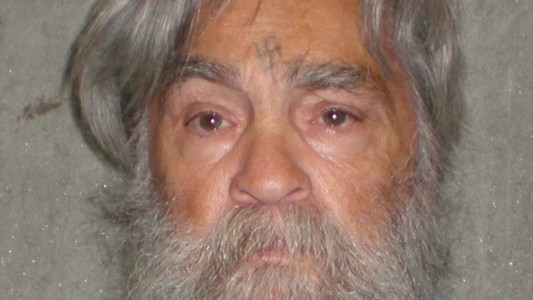 Un museo de Las Vegas compró la dentadura de Charles Manson para exhibirla