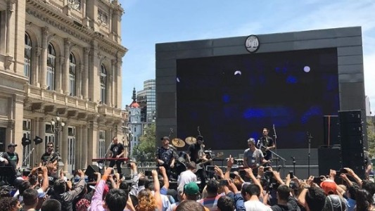 La Beriso brindó un show gratis en el pabellón del Teatro Colón