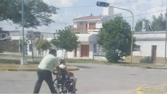 Chofer se bajó del colectivo y llevó a una pasajera en silla de ruedas hasta su casa