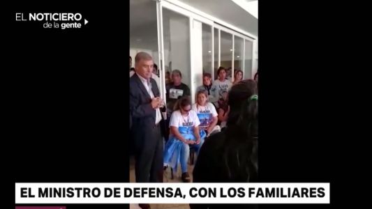 Bronca de familiares con el ministro de Defensa: "Queremos que los rescaten como sea"