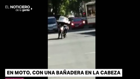 Iba en moto, con una bañera en la cabeza, y terminó chocando