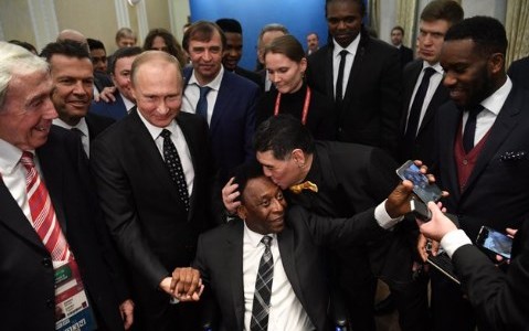 La foto de Maradona, Pelé y Putin de la que todos hablan en las redes sociales