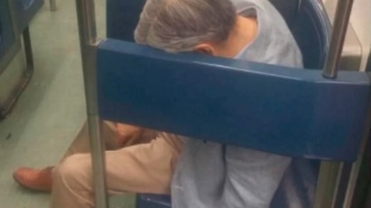 Un hombre murió mientras viajaba en subte y los pasajeros creyeron que estaba dormido