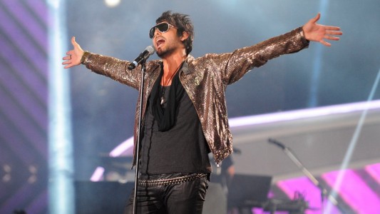 Video viral: Beto Cuevas se cayó por un hueco en pleno concierto