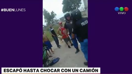 Lanús: escapó hasta chocar con un camión