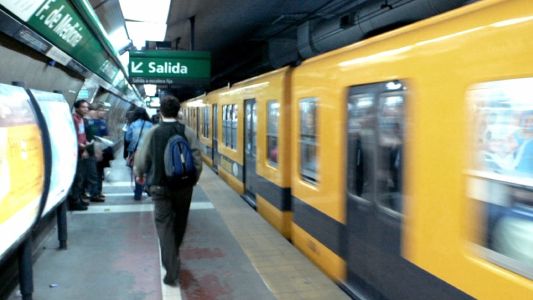 Subtes circulan con demoras por el rechazo gremial al nuevo horario