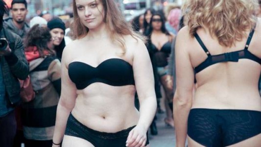 Modelos de talla grande desfilaron en el corazón de Manhattan para protestar contra Victoria´s Secret