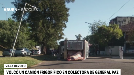 Volcó un camión frigorífico en colectora de General Paz