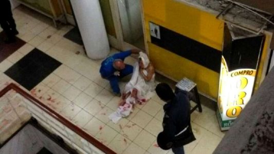Encuentran a una masajista corriendo desnuda y ensangrentada por el centro de Mendoza