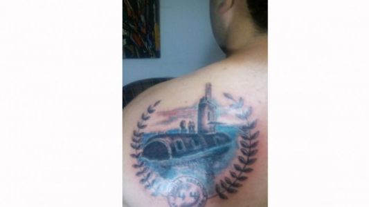El joven que se tatuó el submarino ARA San Juan en la espalda