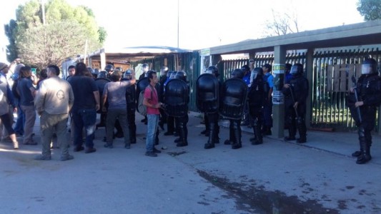 Violento desalojo de una maderera en Neuquén: hirieron a un diputado del Frente de Izquierda