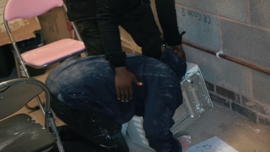 El youtuber que metió la cabeza con cemento adentro del microondas y tuvo que ser rescatado por los bomberos