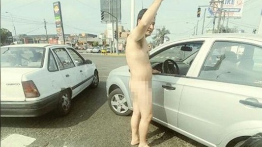 Detuvieron a un policía borracho que se desnudó en plena calle y agredió a una agente de tránsito