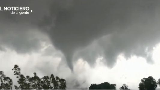 Miedo y destrozos por un tornado