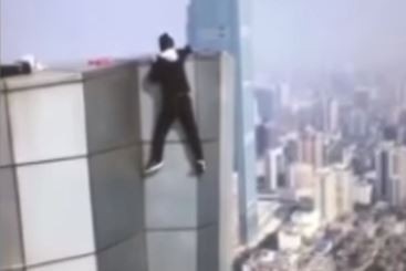 Un influencer grabó su propia muerte al caer de un rascacielos