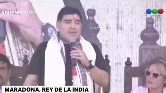 Diego Maradona llegó a la India y desató una locura