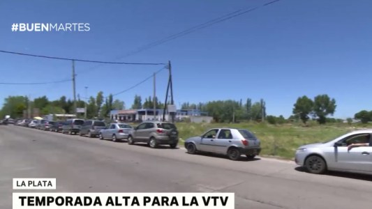 Temporada alta para la VTV: largas colas en La Plata para hacer el trámite