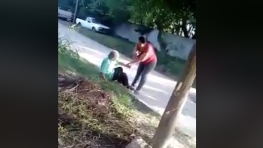 Video: indignación por el maltrato que recibe un anciano internado en un geriátrico de San Pedro