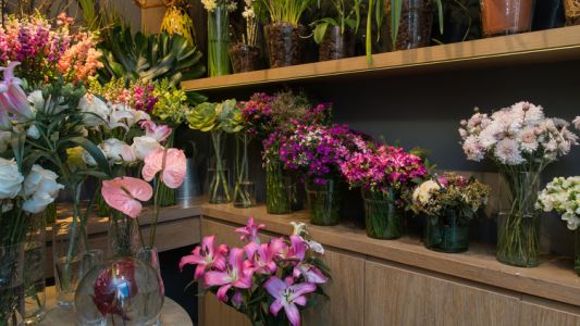 Una mujer denunció que no le vendieron flores porque eran para su novia