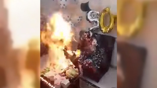 Video: estaba por apagar las velitas y terminó prendida fuego