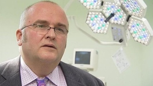 Un cirujano admite haber "marcado" a dos pacientes con sus iniciales en el hígado